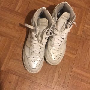 Nike women’s tennis shoes